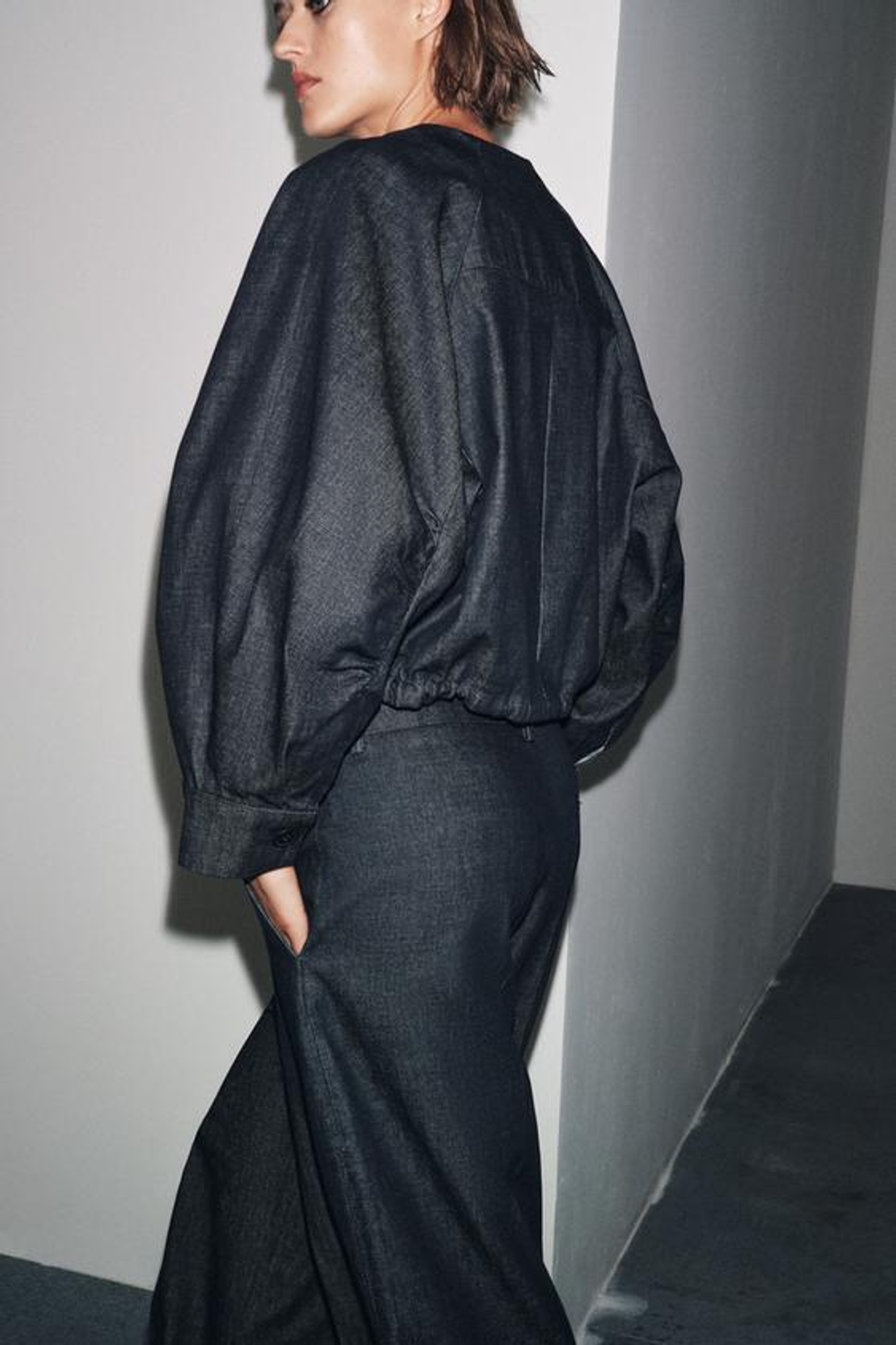 ZARA ДЖИНСОВЫЕ БРЮКИ С ЗАЩИПАМИ — ZW COLLECTION, СИНИЙ