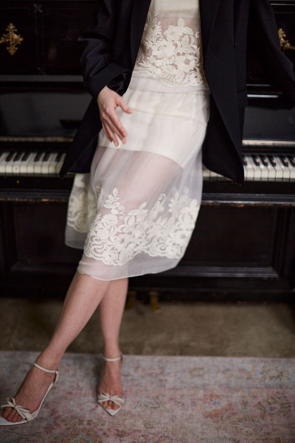 Юбка из шелка с вышивкой молочный