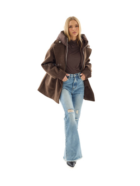 Шоколадное двубортное пальто с манишкой