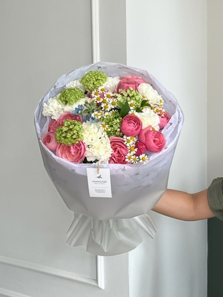 Букет сборный из калл, дельфиниума и садовых цветов