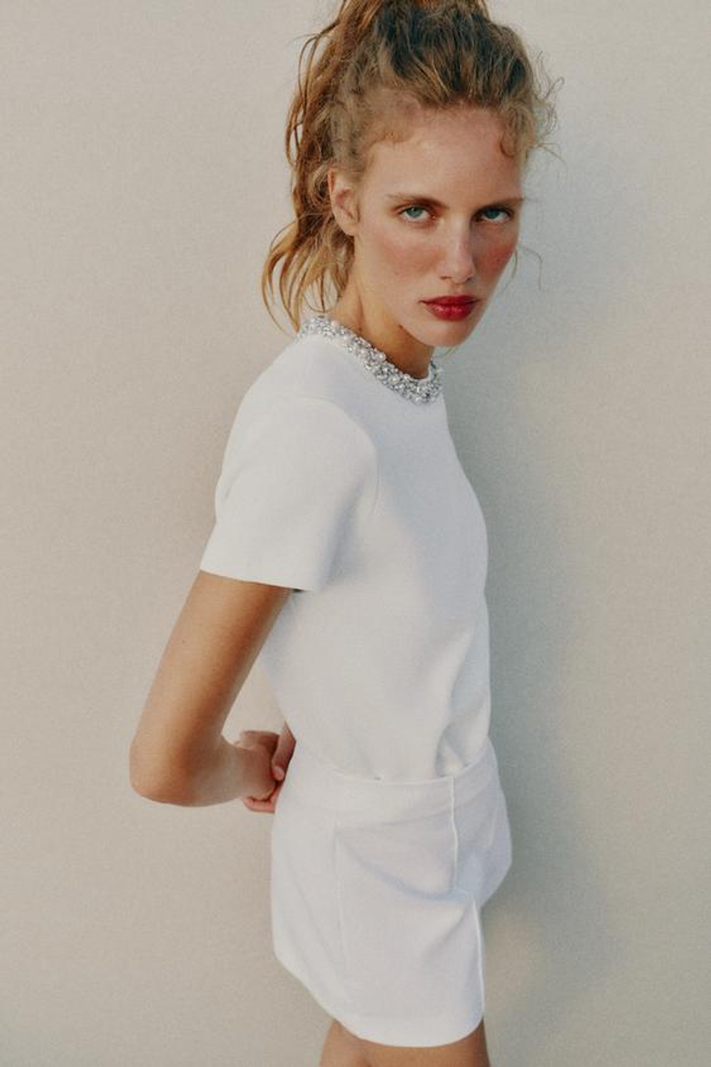 ZARA ТРИКОТАЖНЫЙ ТОП С БУСИНАМИ И СТРАЗАМИ, БЕЛЫЙ