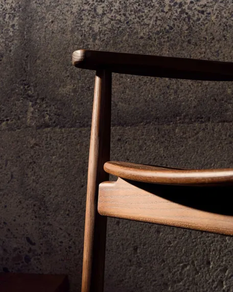 Стул Fondes из массива дуба, темный