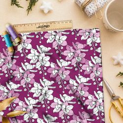 Ткань поплин эскизы белых и розовых цветов на сиреневом фоне