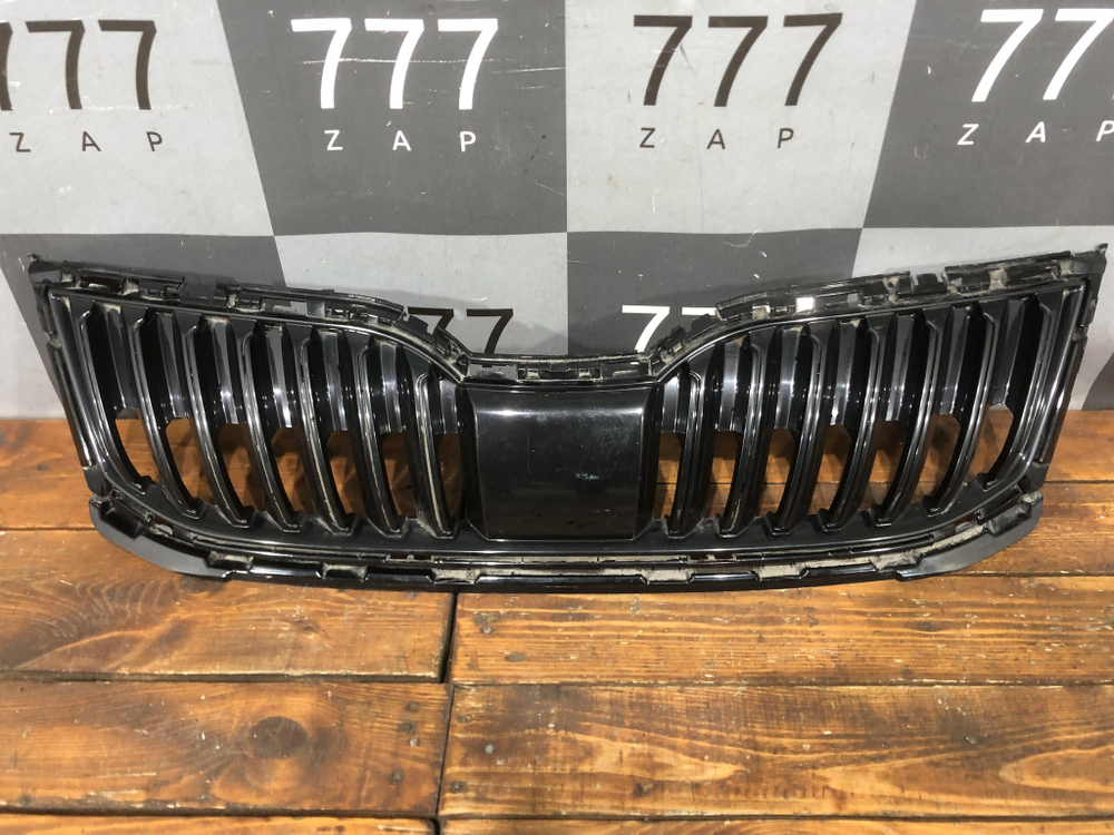 Решетка радиатора Skoda Octavia 3 (A7) 17-20 Б/У Оригинал 5E0853653C