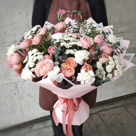 Авторский букет с кустовой пионовидной розой "Julietta"