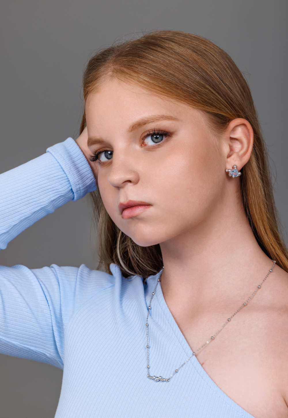 Колье из серебра со вставками из выращенной шпинели