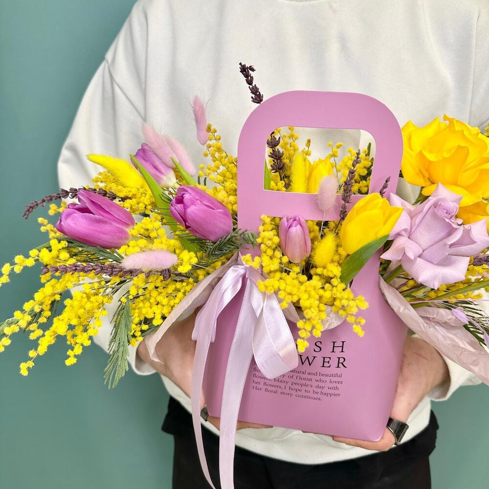 «Оттепель» Цветы в коробке с тюльпанами, мимозой, розами и лавандой