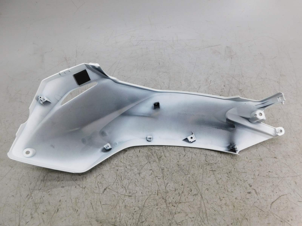 Пластик бака правый Honda NC700S NC750S RC61 RC70 64201-MGS-D100