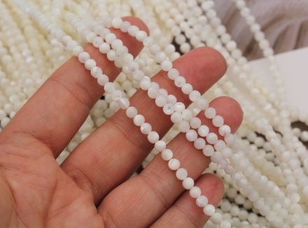 Нить бусин из перламутра, 4мм гладкие