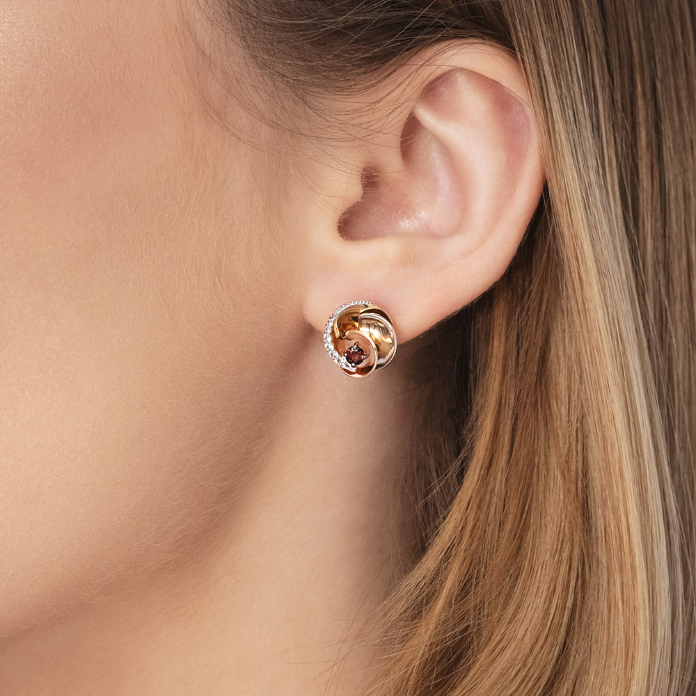 Серьги-пусеты «Парад планет» из комбинированного золота с гранатом и натуральными топазами white