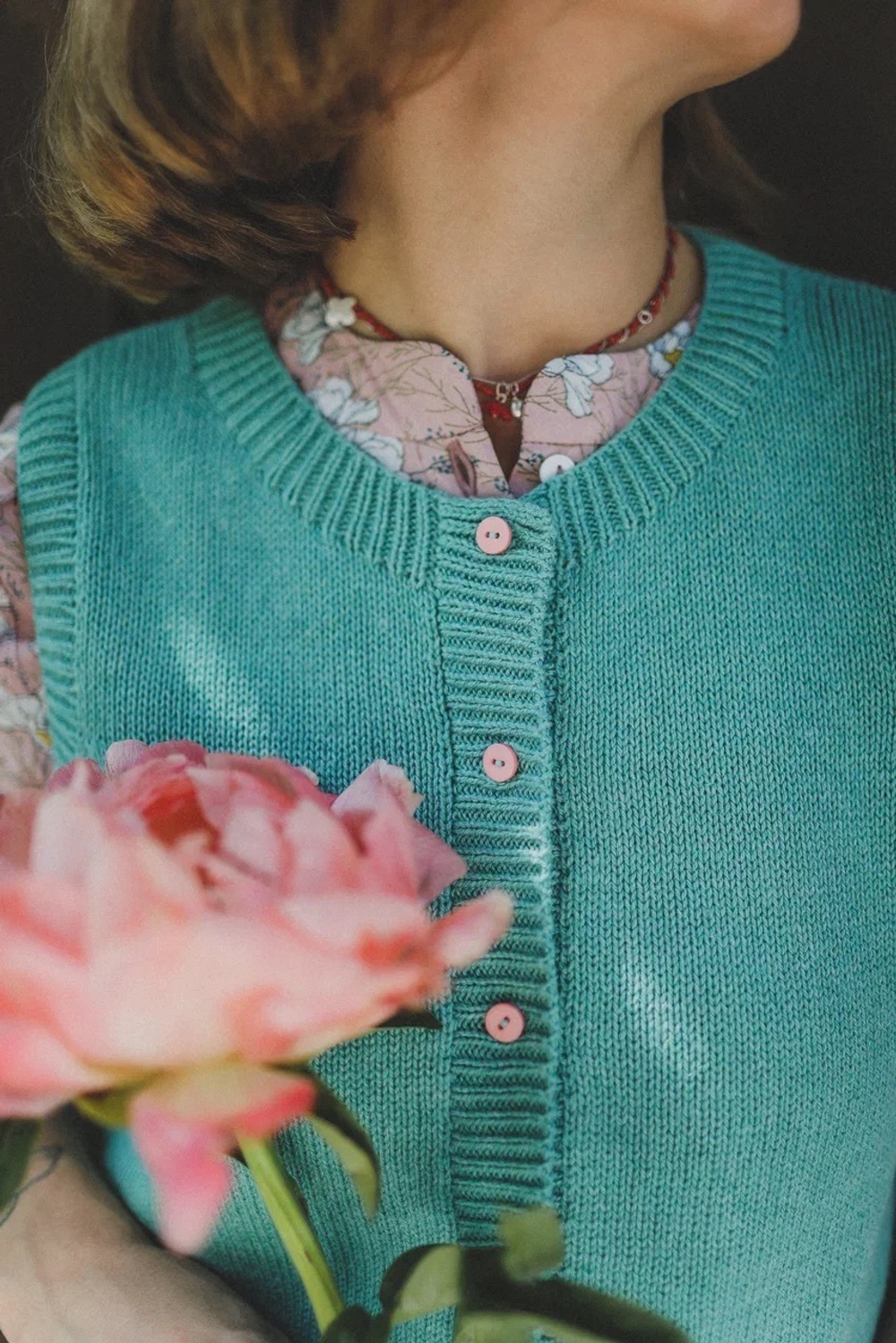 Жилет с пуговицами из итальянского хлопка бирюзового цвета