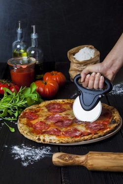 Microplane Нож для пиццы Specialty, черный.