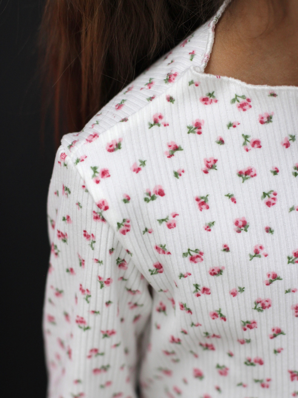 Лонгслив из "лапши в рубчик", белый в мелкий цветочек