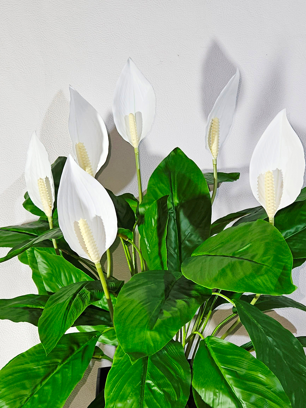 Искусственные цветы Спатифиллум белый средний в высоком коричневом кашпо 36см