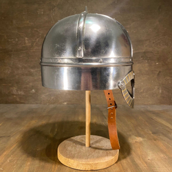 Шлем из Гьёрмундбю (Gjermundbu) с латунной всечкой