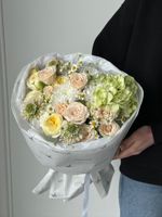 Букет сборный из кустовых пионовидных роз, гортензии, ромашки и скабиозы