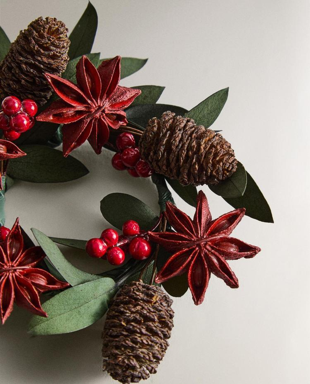 ZARA HOME НАБОР РОЖДЕСТВЕНСКИХ КОЛЕЦ ДЛЯ САЛФЕТОК ИЗ ЛИСТЬЕВ (4 ШТ.), КРАСНЫЙ