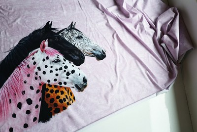 ЛОШАДКИ НА РОЗОВОМ - Кулирка с лайкрой, компакт пенье (ДЖ67 Маша) (к0 маленькая дырочка, полочка не задета)