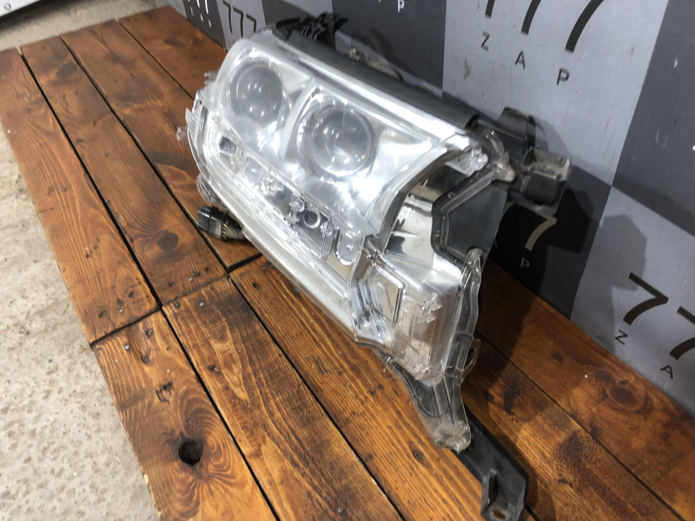 Фара правая Toyota Land Cruiser 200 15-21 Б/У Оригинал 8110560K12