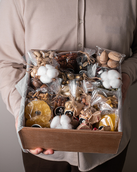 Подарочный деревянный ящик с орехами и сухофруктами