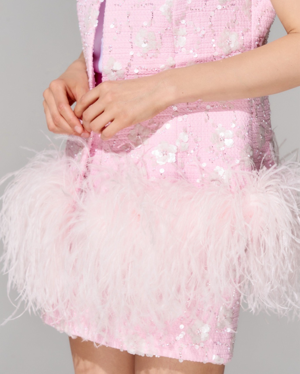 Жилет из премиального твида с отделкой перьями