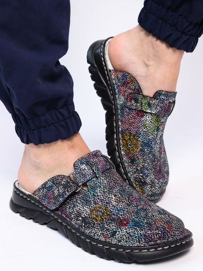 03 | "Duki" |Женские медицинские сабо натуральная кожа (черный цветок)