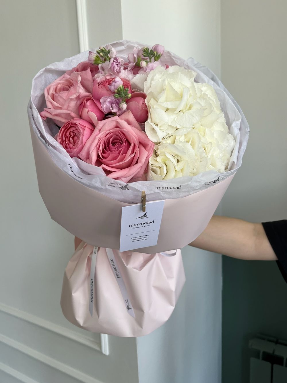 Букет из гортензии, маттиолы, одноголовой и кустовой пионовидной розы