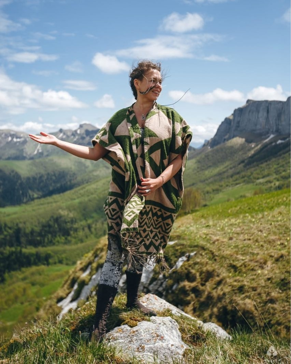 Накидка с этническим геометрическим рисунком зеленая