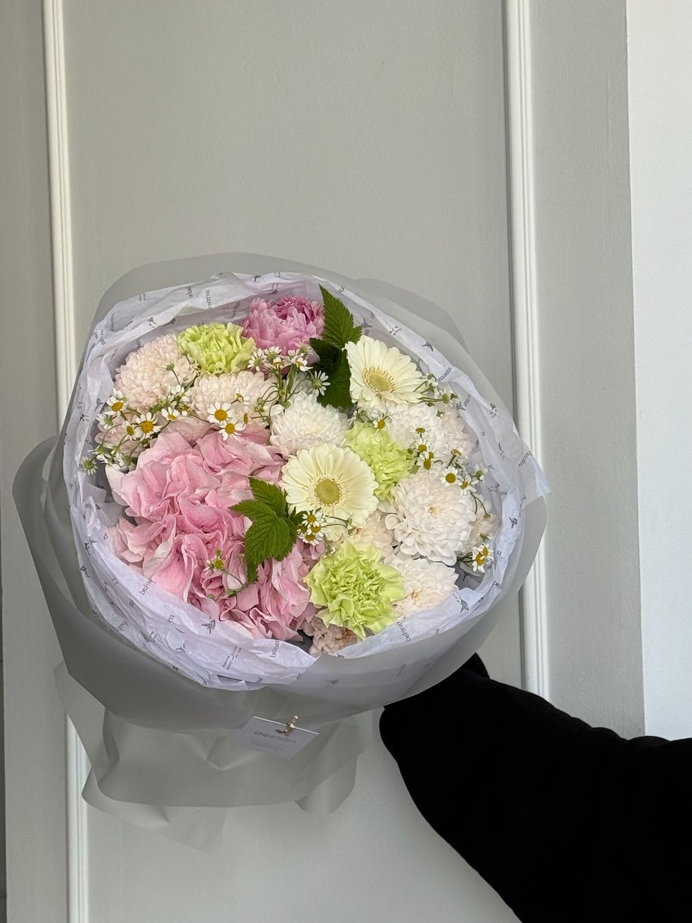 Букет сборный из гортензии, минигерберы, диантусов, ромашки и хризантемы