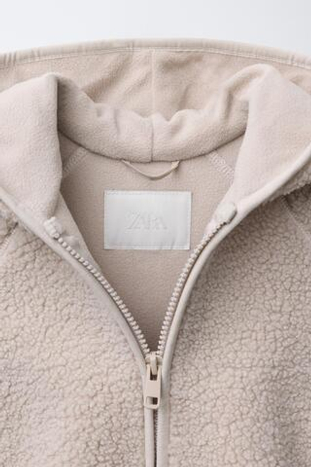 ZARA КУРТКА ИЗ ИСКУССТВЕННОЙ ОВЧИНЫ С КАПЮШОНОМ, ЭКРЮ