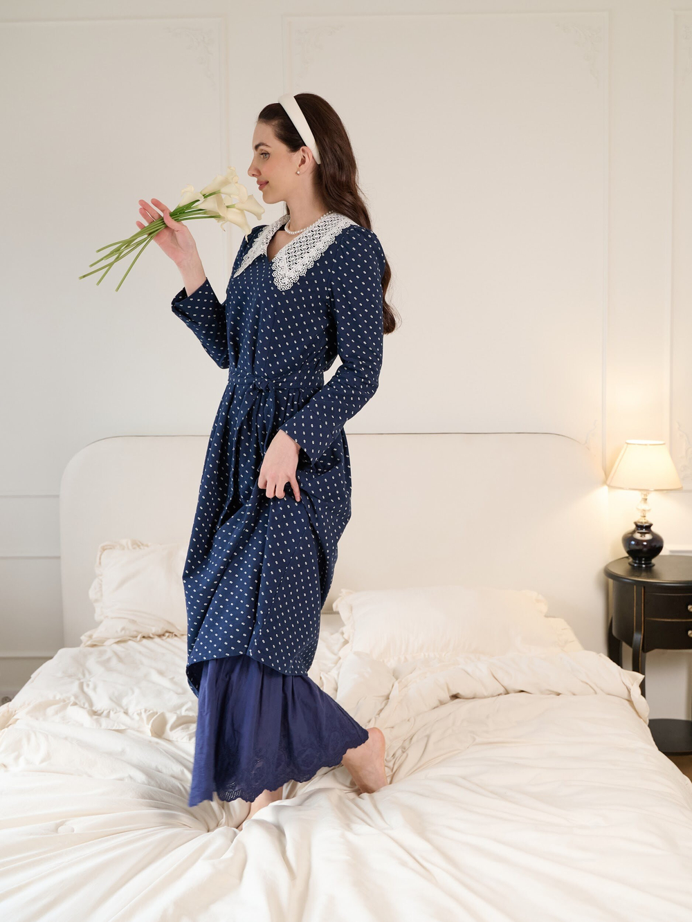 Платье с кружевным воротником