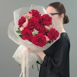 Букет из королевских бордовых роз с добавлением кустовых роз персикового цвета.