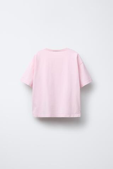 ZARA ФУТБОЛКА ИЗ ТКАНИ С ЭФФЕКТОМ ПОТЕРТОСТИ, ЦВЕТ РОЗОВОГО МЕЛА