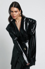 Приталенный жакет с объемными плечами