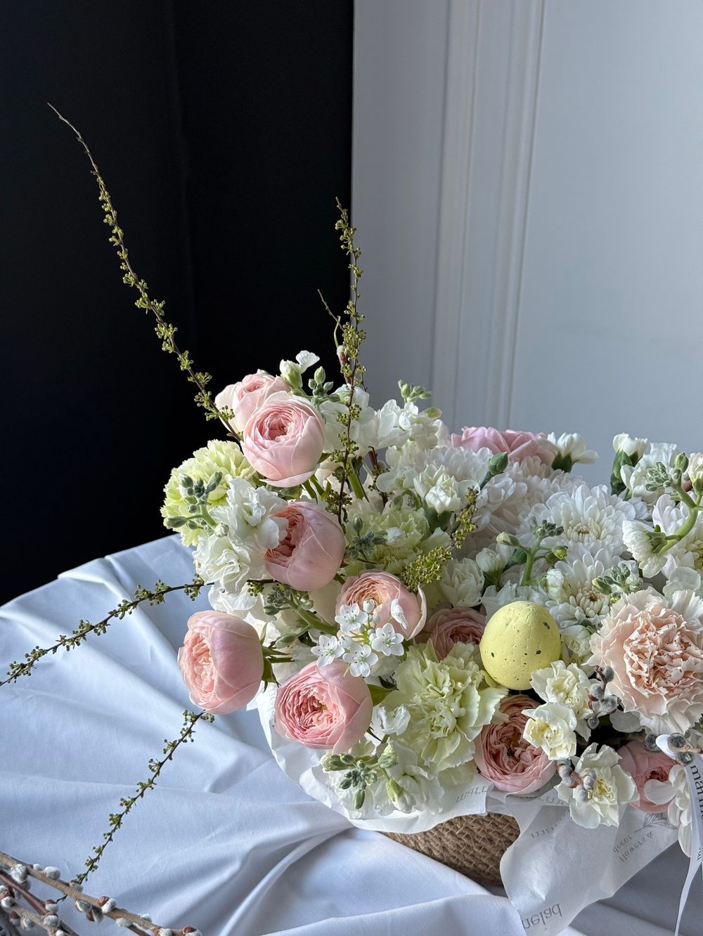 Композиция в плетеной корзине-размер L