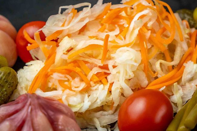 Тарелка с соленьями