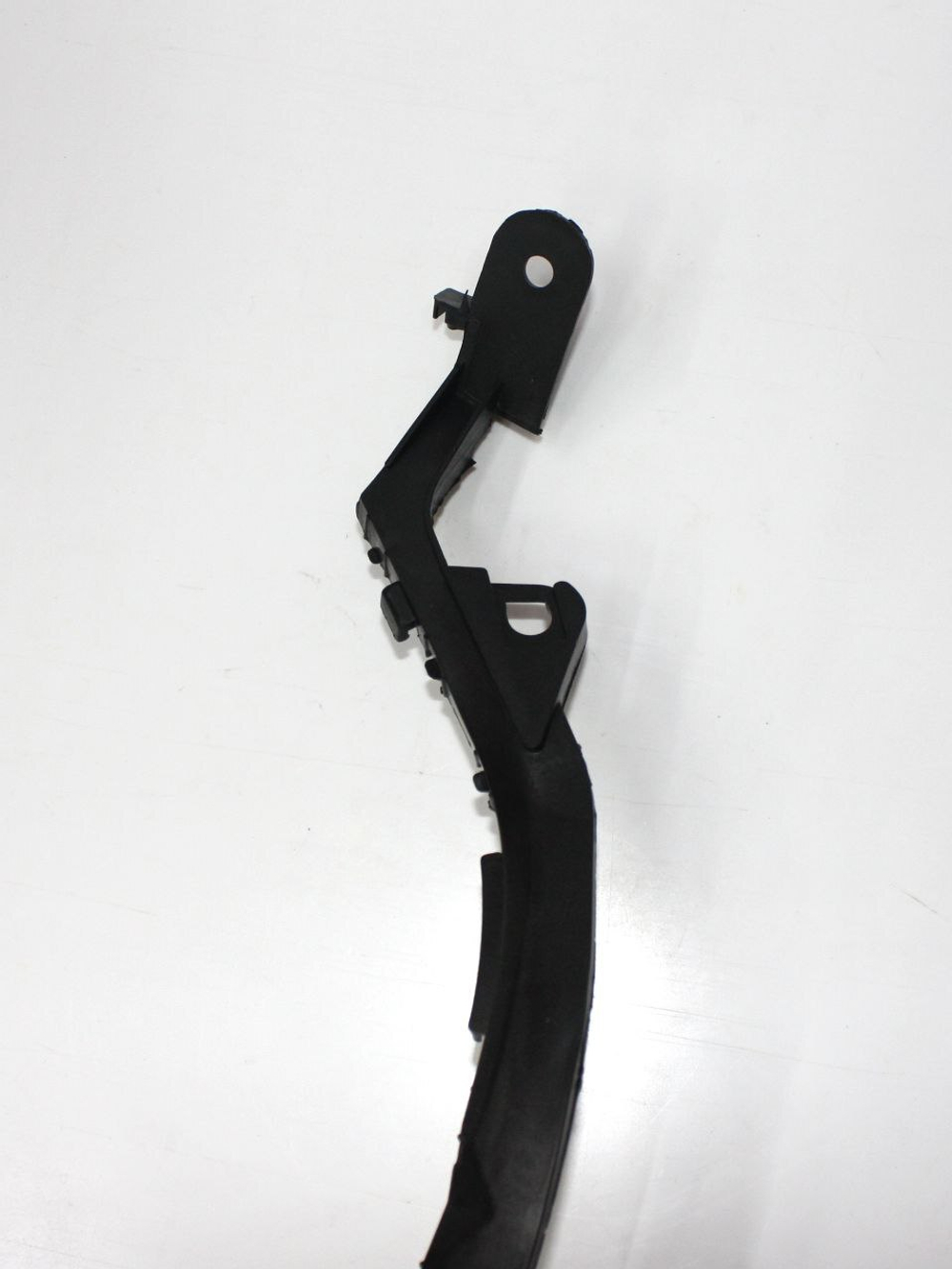 Кронштейн заднего бампера правый 1018004863 Geely MK