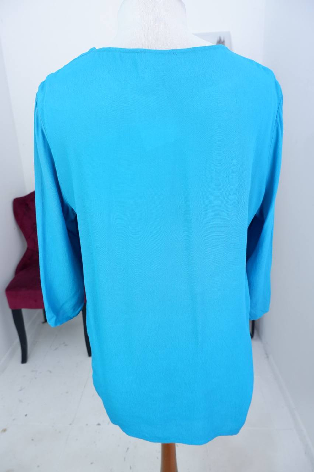 Блузка oodji интересная, за счет украшения на шее, маркировка 42, на 48 размер