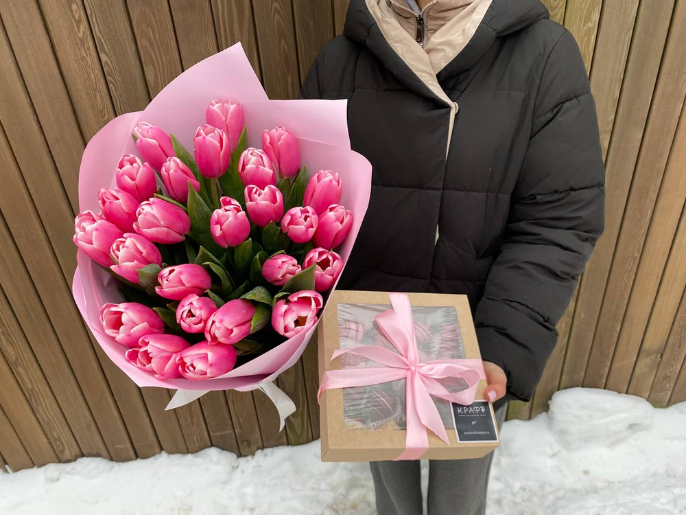 Комбо 25 тюльпанов + коробочка на 16 клубник