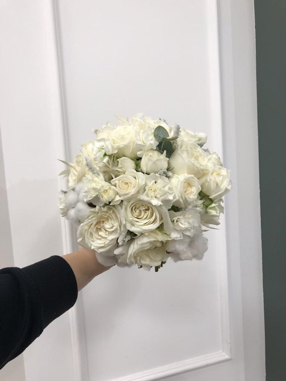 Свадебный букет из диантусов, хлопка, ранункулюсов и эвкалипта