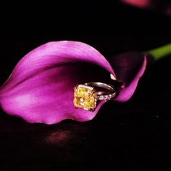 Серебряное кольцо с желтым фабулитом (Fancy Vivid Yellow) огранки принцесса.