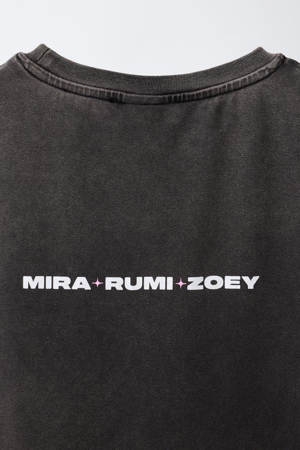 ZARA ФУТБОЛКА С ПРИНТОМ KPOP DEMON HUNTERS™ NETFLIX ©, АНТРАЦИТОВО-СЕРЫЙ