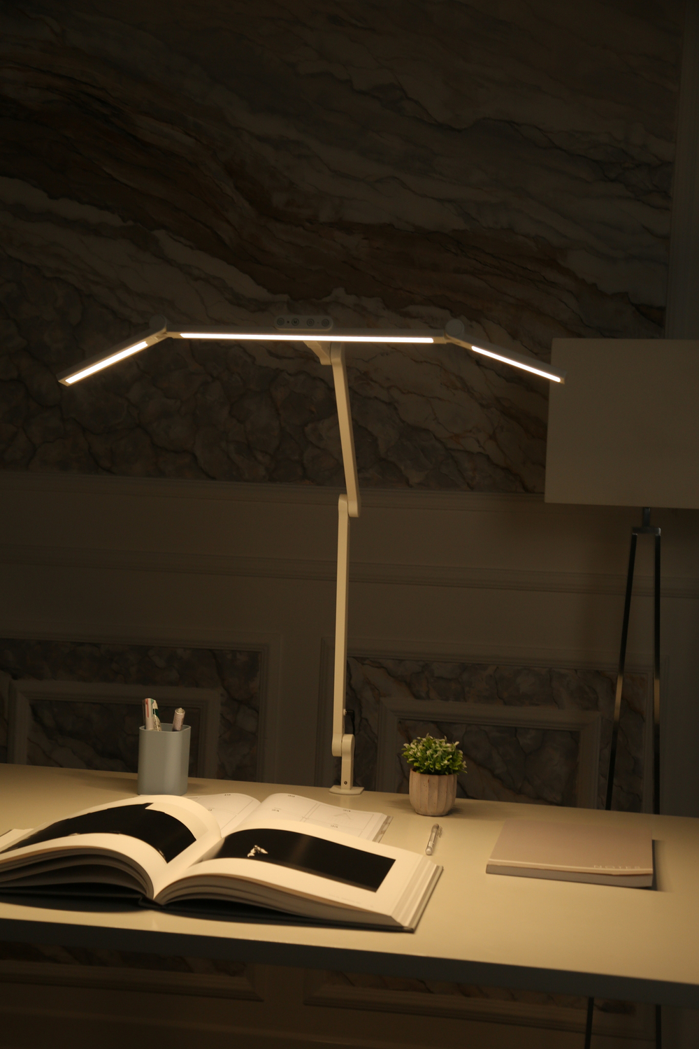 Светильник FRIENDME бестеневой настольный на струбцине светодиодный No. 3 белый с тройным источником света. Яркость - 1300 lum. 24W.