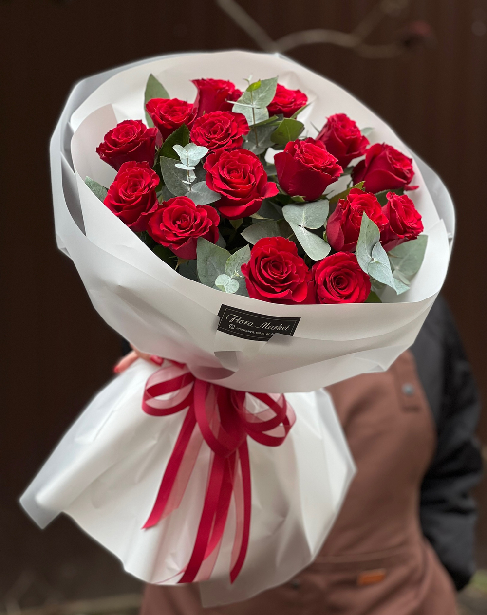 Букет из красных роз и эвкалипта в авторском оформлении