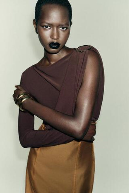 ZARA БОДИ С БРОШЬЮ ИЗ СТРУЯЩЕЙСЯ ТКАНИ, ТЕМНО-КОРИЧНЕВЫЙ