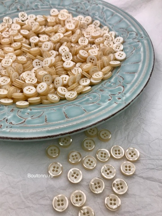 Пуговицы на прокол молочные с бежевой окантовкой