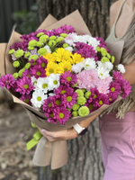 Букет из 25 разноцветных хризантем
