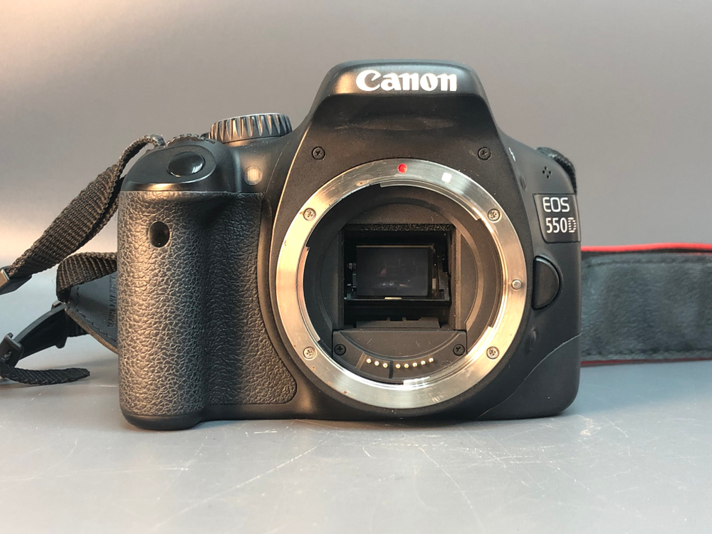 Canon 550D Kit 18-55mm, 12.890 кадров пробега