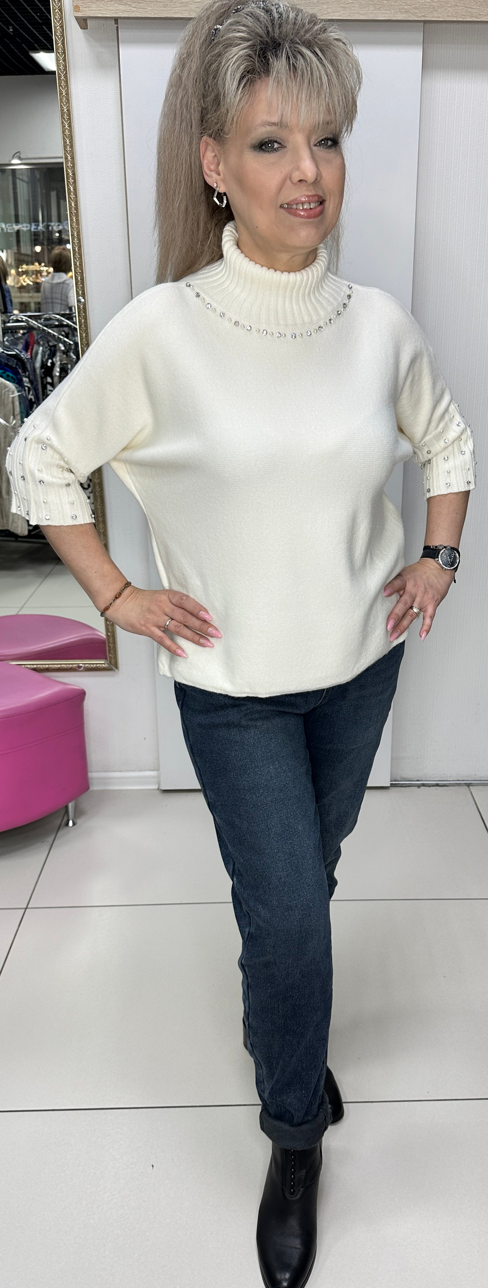 Белый джемпер со стразовым принтом и укороченными рукавами