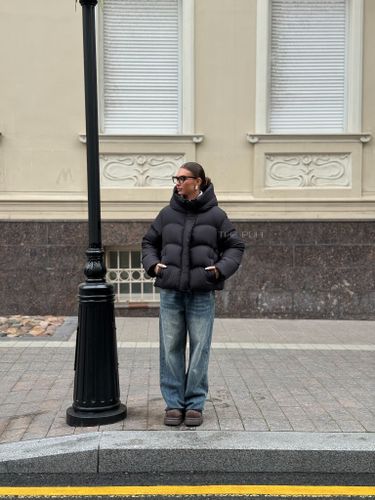 Черный пуховик с капюшоном